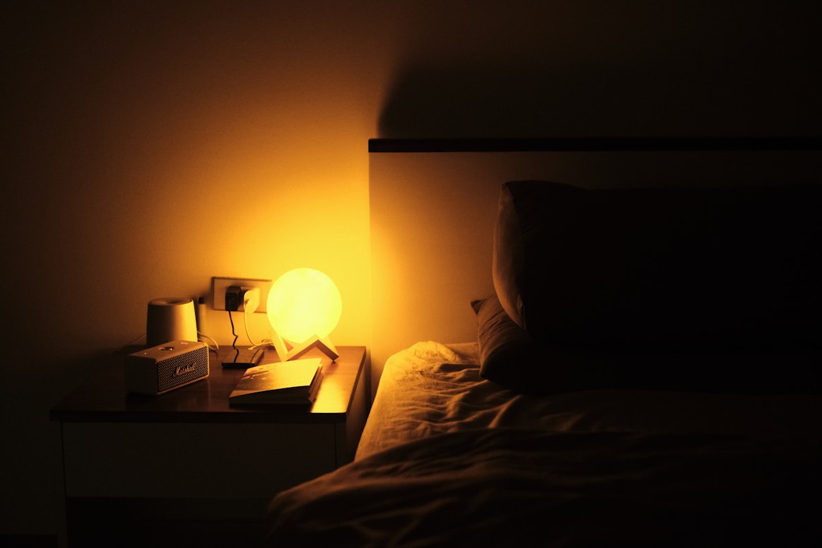 Quarto com plantas e iluminação natural